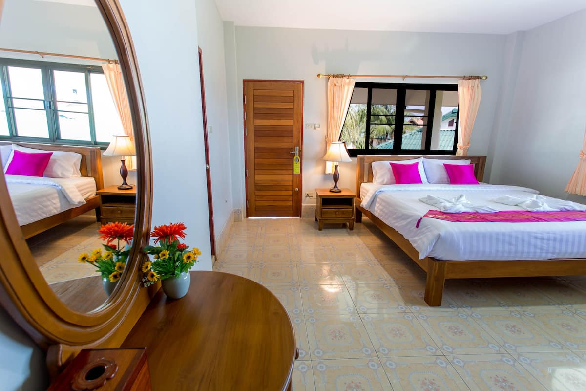 Standard Double Room | Living area | TV, stereo