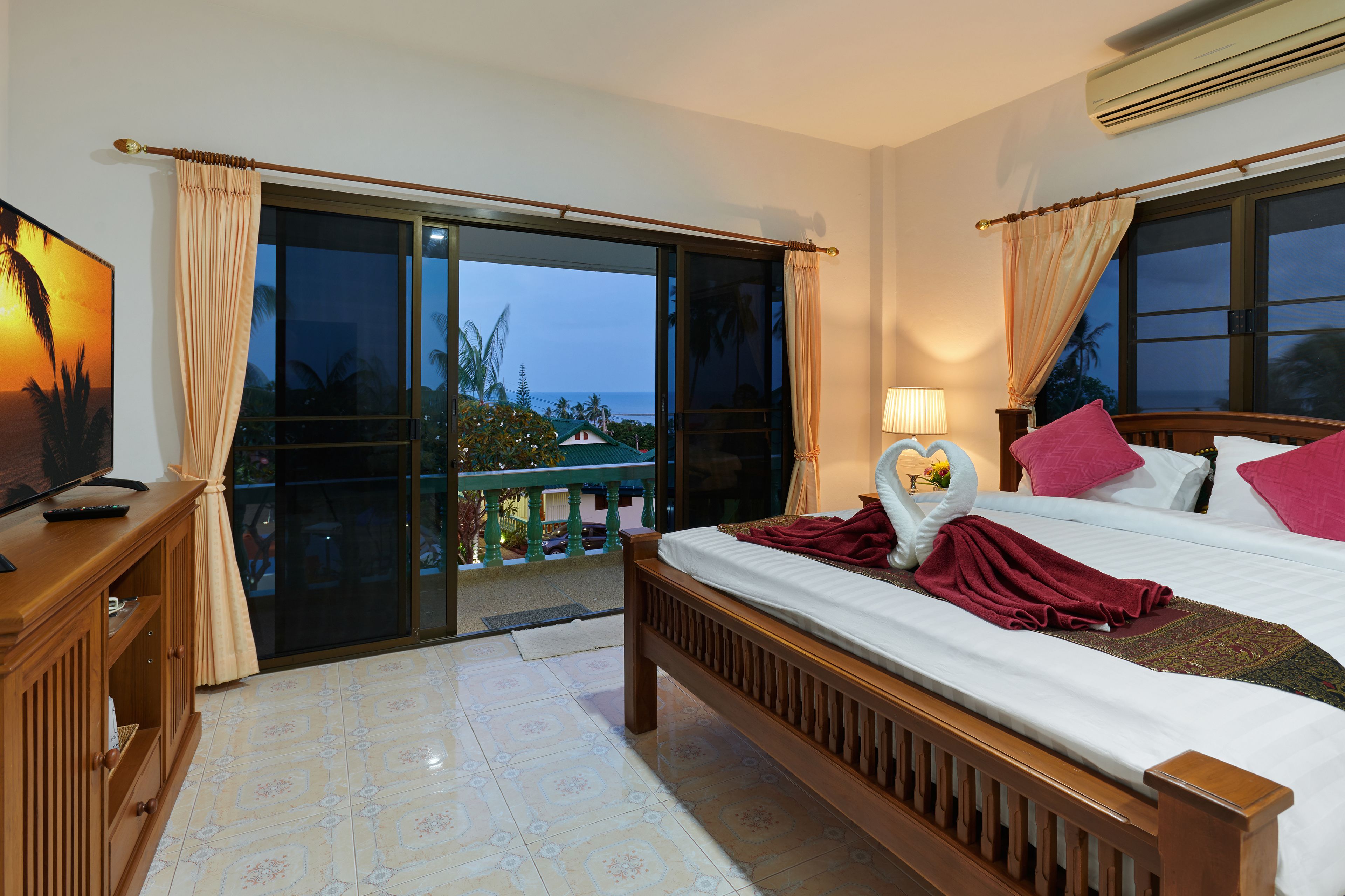junior suite, 1 queen bed, sea view | living area | tv, stereo
