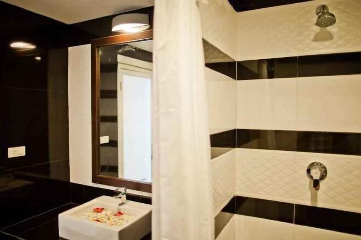 Salle de bain | Sèche-cheveux, serviettes fournies