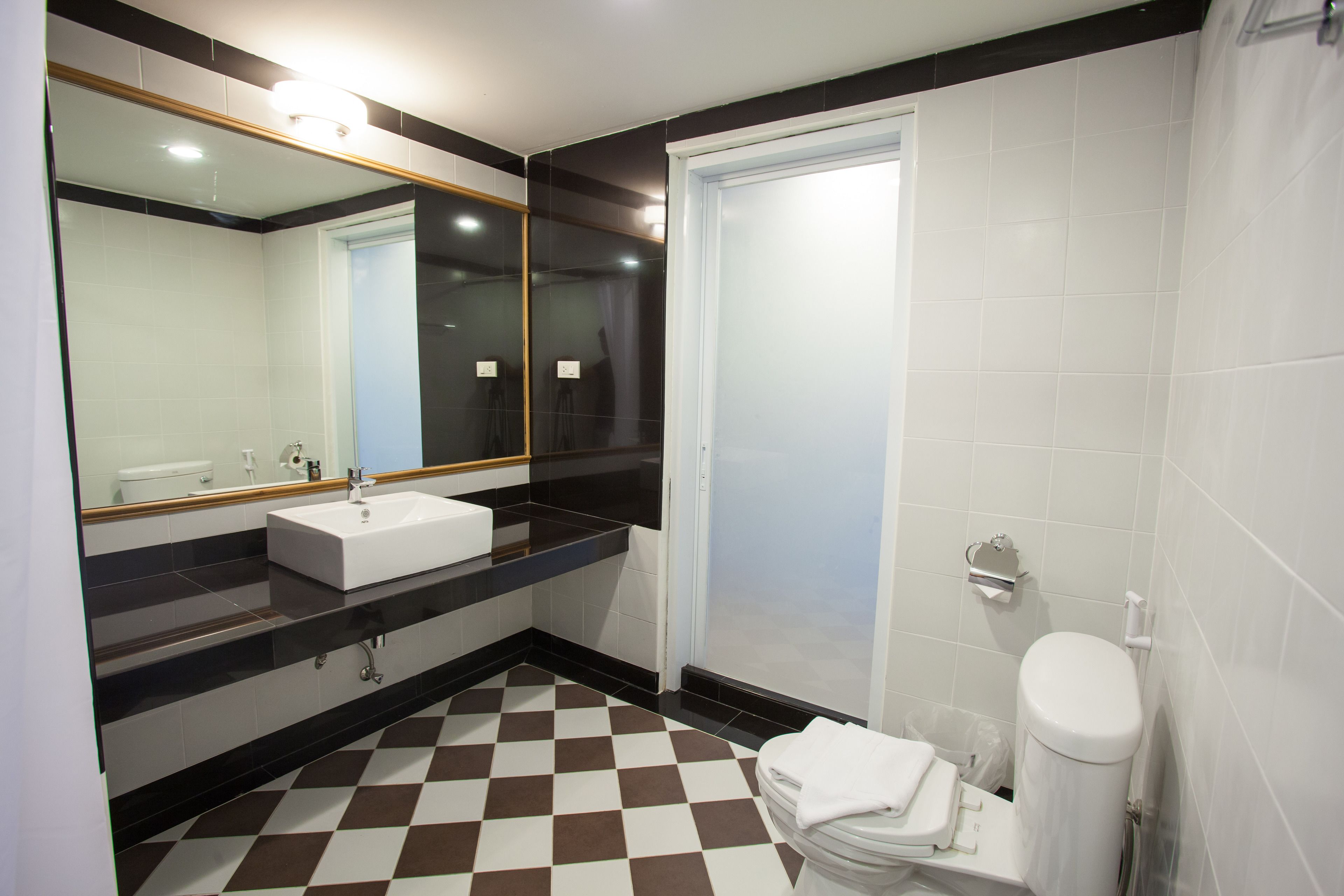 deluxe room | bathroom | hair dryer, towels