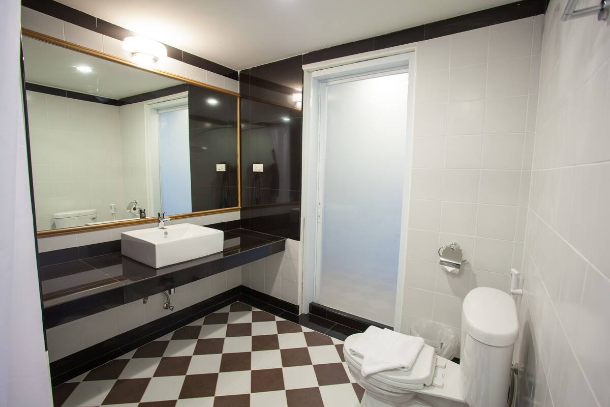 deluxe room | bathroom | hair dryer, towels