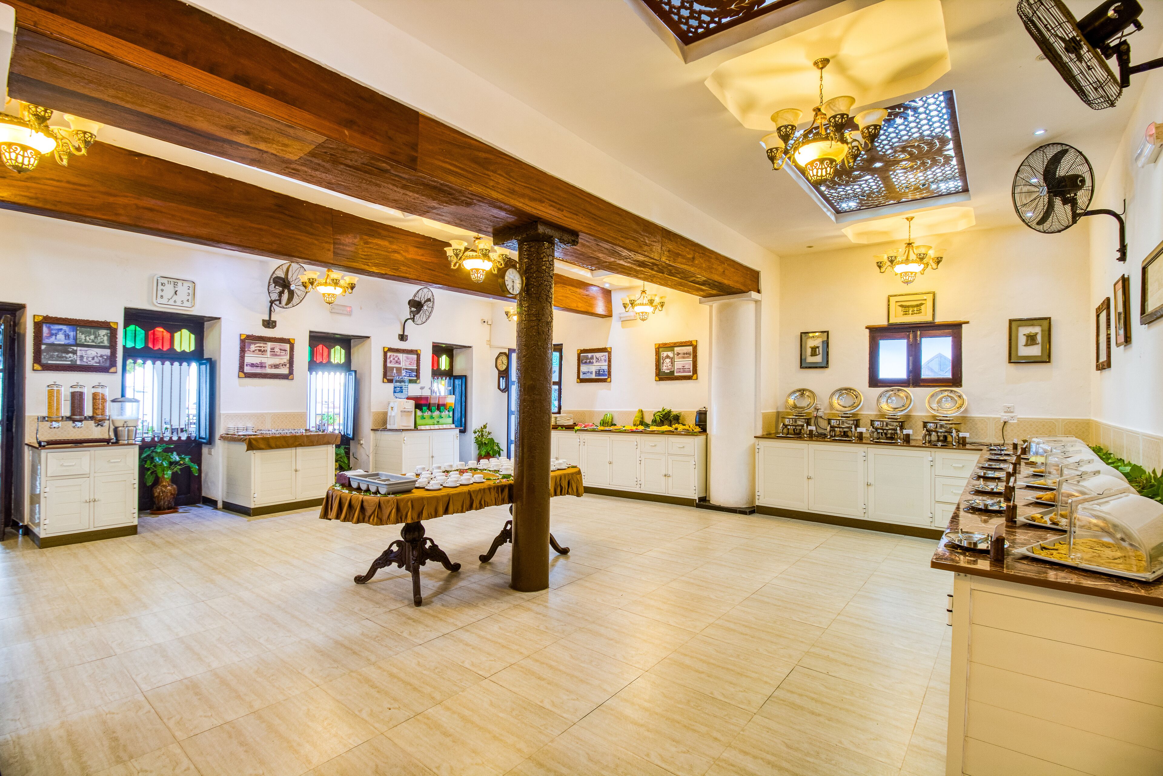 Una habitación amplia con vigas de madera, una disposición tipo buffet y diversas decoraciones en las paredes.