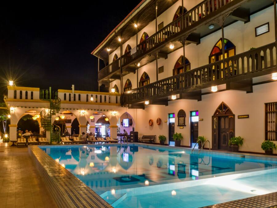 3 piscines extérieures, chaises longues