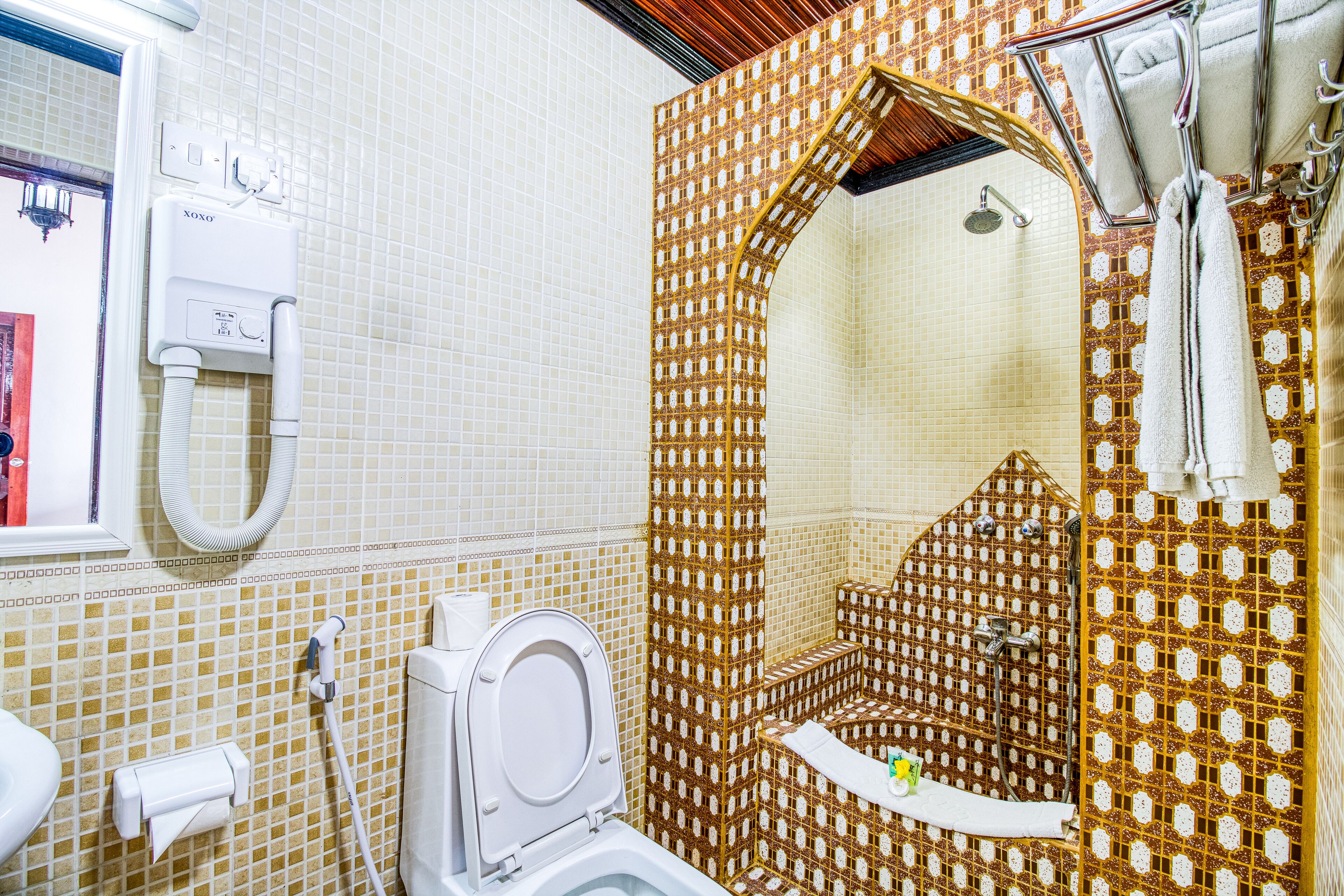 twin room with balcony and sea view | bathroom | combined shower/bathtub, designer toiletries, hair dryer, towels