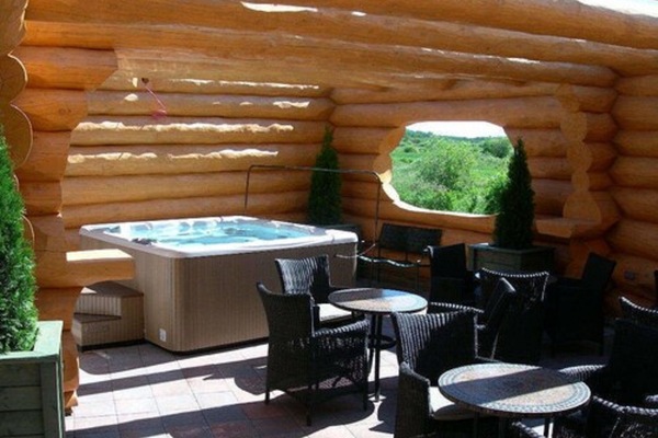 Outdoor spa tub