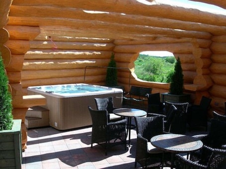 Outdoor spa tub. Amosphère Complexe hôtelier