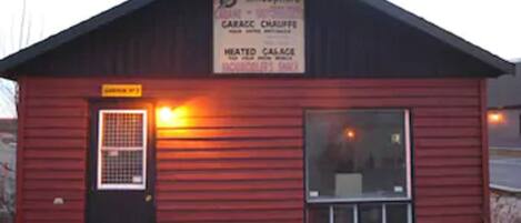 A small red building with a sign that reads "Atmosphere Carcass Churuff Heated Garage."