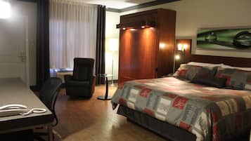 Ropa de cama de alta calidad y caja de seguridad en la habitación