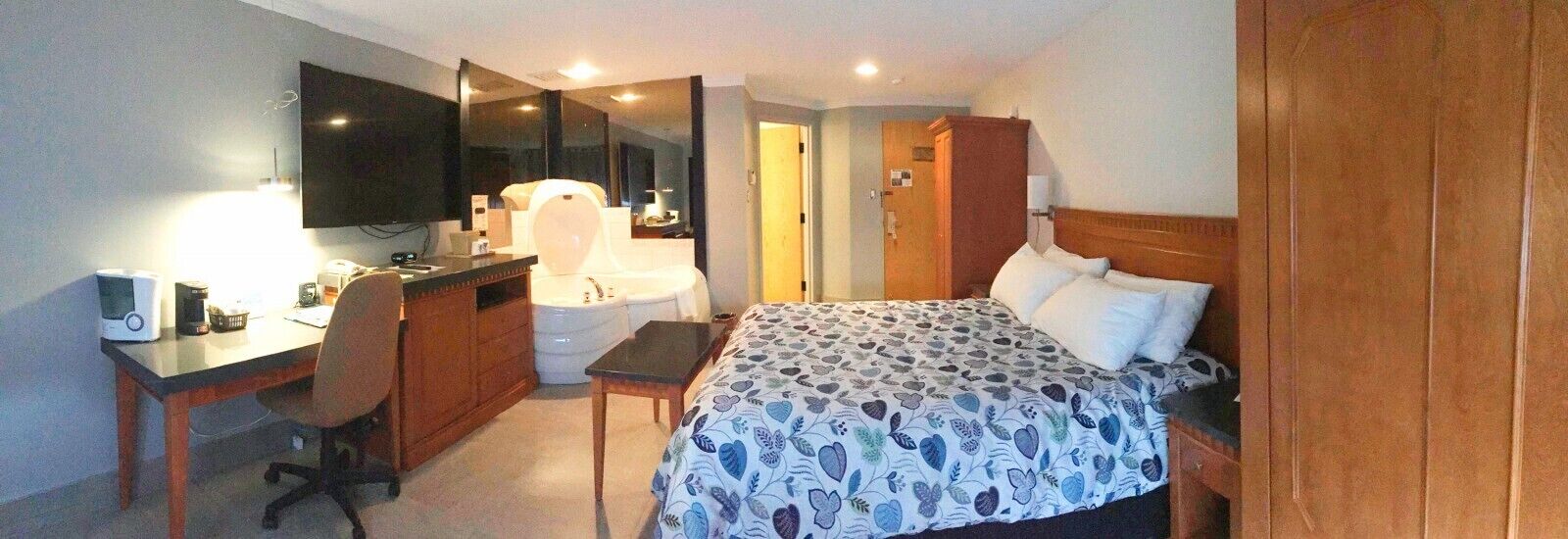 Habitación de lujo | Ropa de cama de alta calidad y caja de seguridad en la habitación 