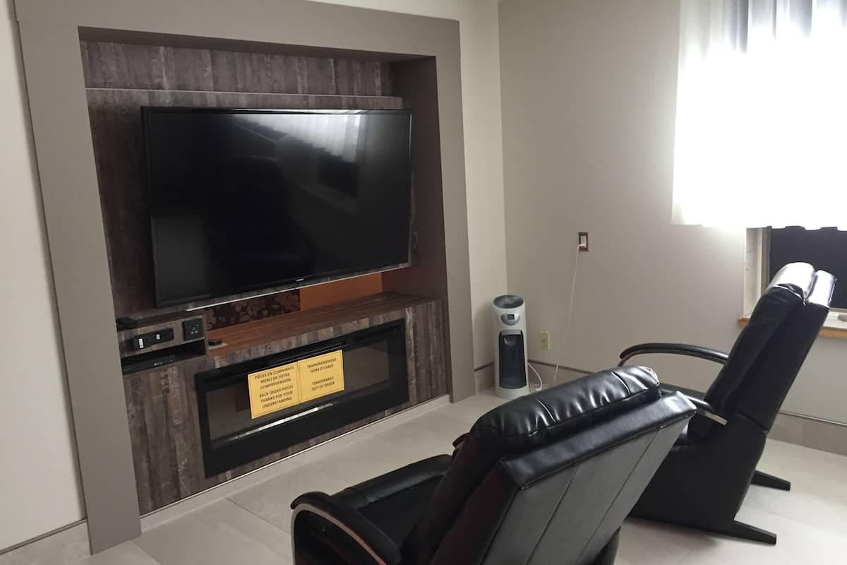 principale suite, 1 king and 1 murphy bed, jetted tub | room amenity