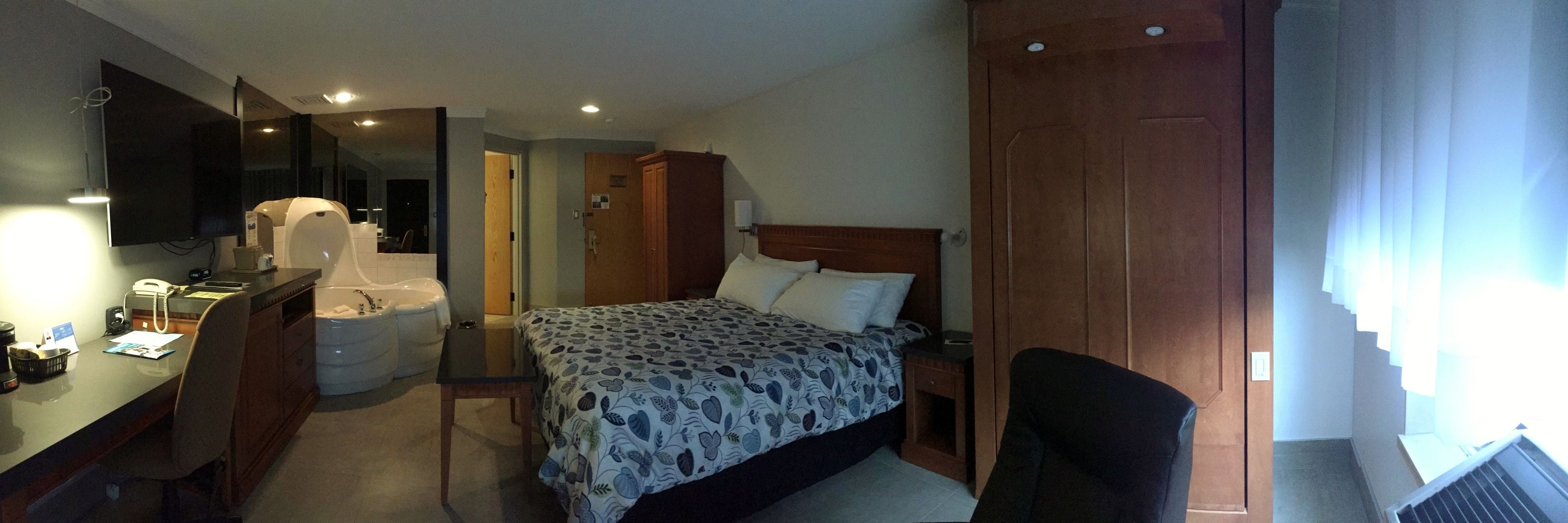 avalanche  suite, 1 king bed, jetted tub  | premium bedding, in-room safe, desk, soundproofing