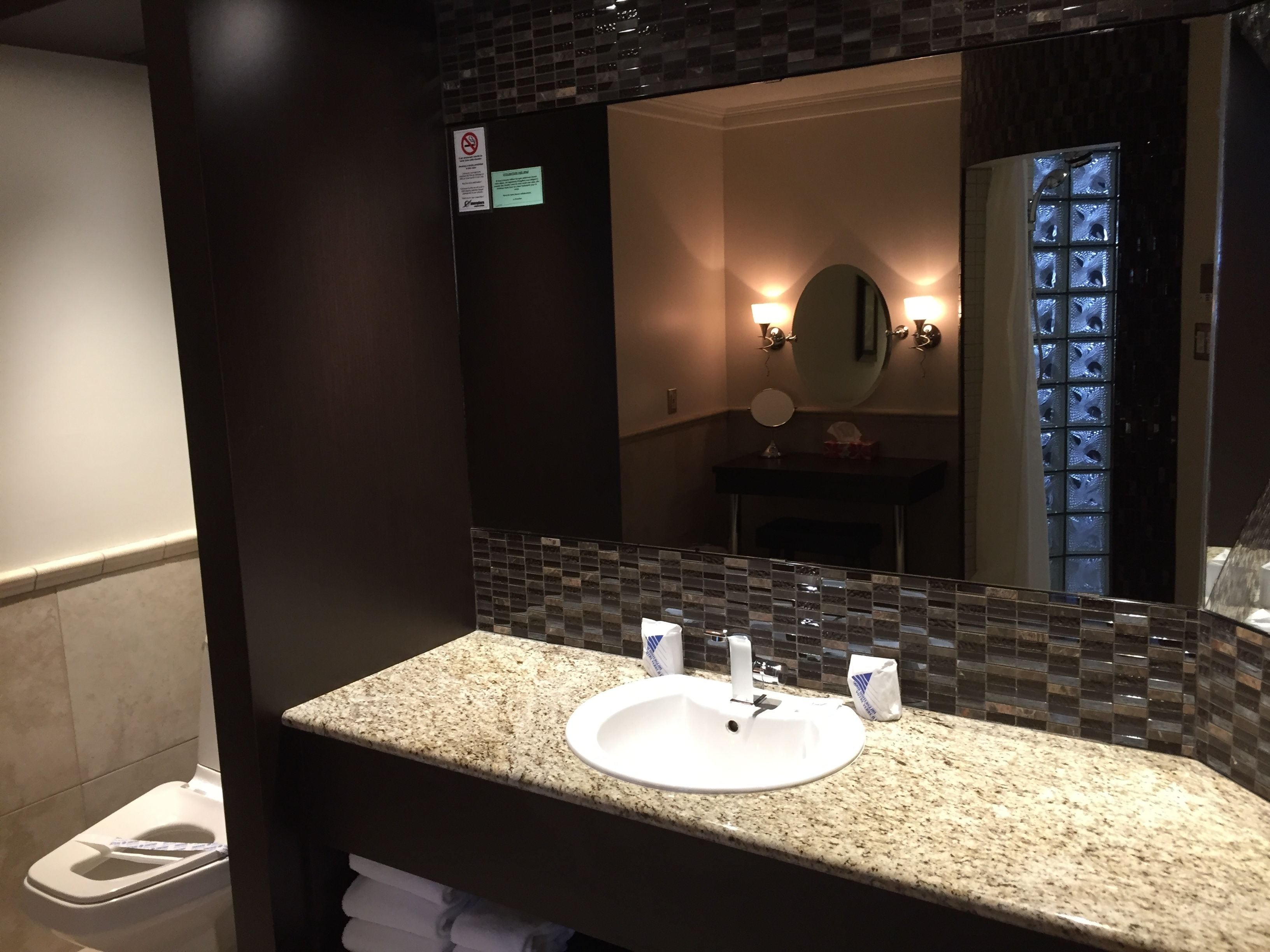 principale suite, 1 king and 1 murphy bed, jetted tub | bathroom | combined shower/bathtub, free toiletries, hair dryer, towels