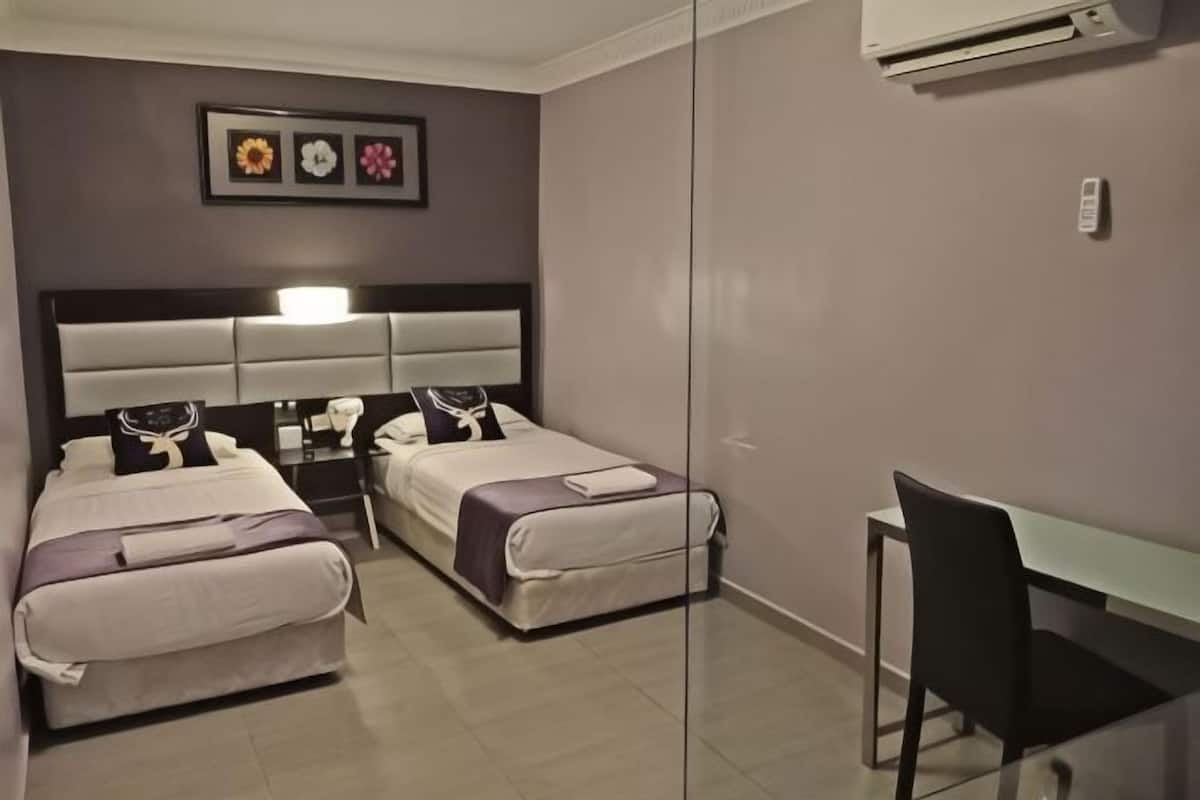 Escritorio, tabla de planchar con plancha, wifi gratis y ropa de cama