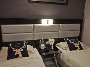 Habitación superior con 2 camas individuales | Escritorio, tabla de planchar con plancha, wifi gratis y ropa de cama