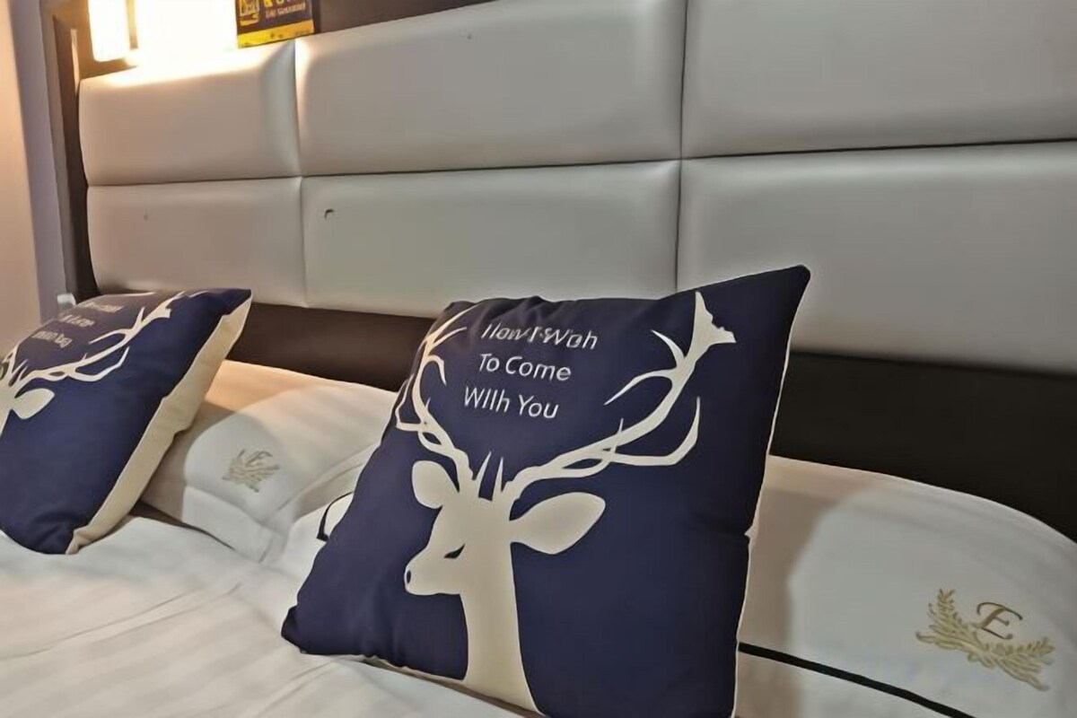 Escritorio, tabla de planchar con plancha, wifi gratis y ropa de cama