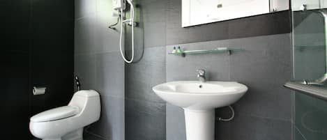 Dusche, kostenlose Toilettenartikel, Haartrockner, Hausschuhe