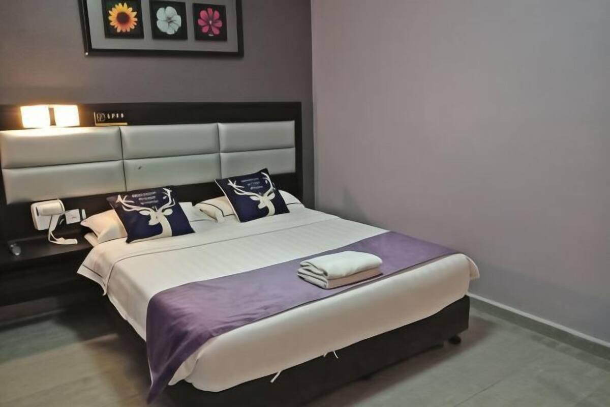 Escritorio, tabla de planchar con plancha, wifi gratis y ropa de cama