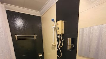 Deluxe Double Room, 1 Queen Bed | Bathroom