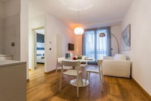 Televisión de pantalla plana, reproductor de DVD, computadora