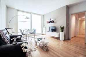 Leilighet, 2 soverom, terrasse | Oppholdsrom | Flatskjerm-TV, DVD-spiller og PC