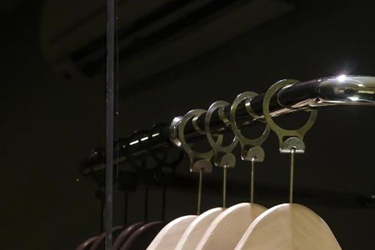 Un portant à vêtements muni de plusieurs cintres.