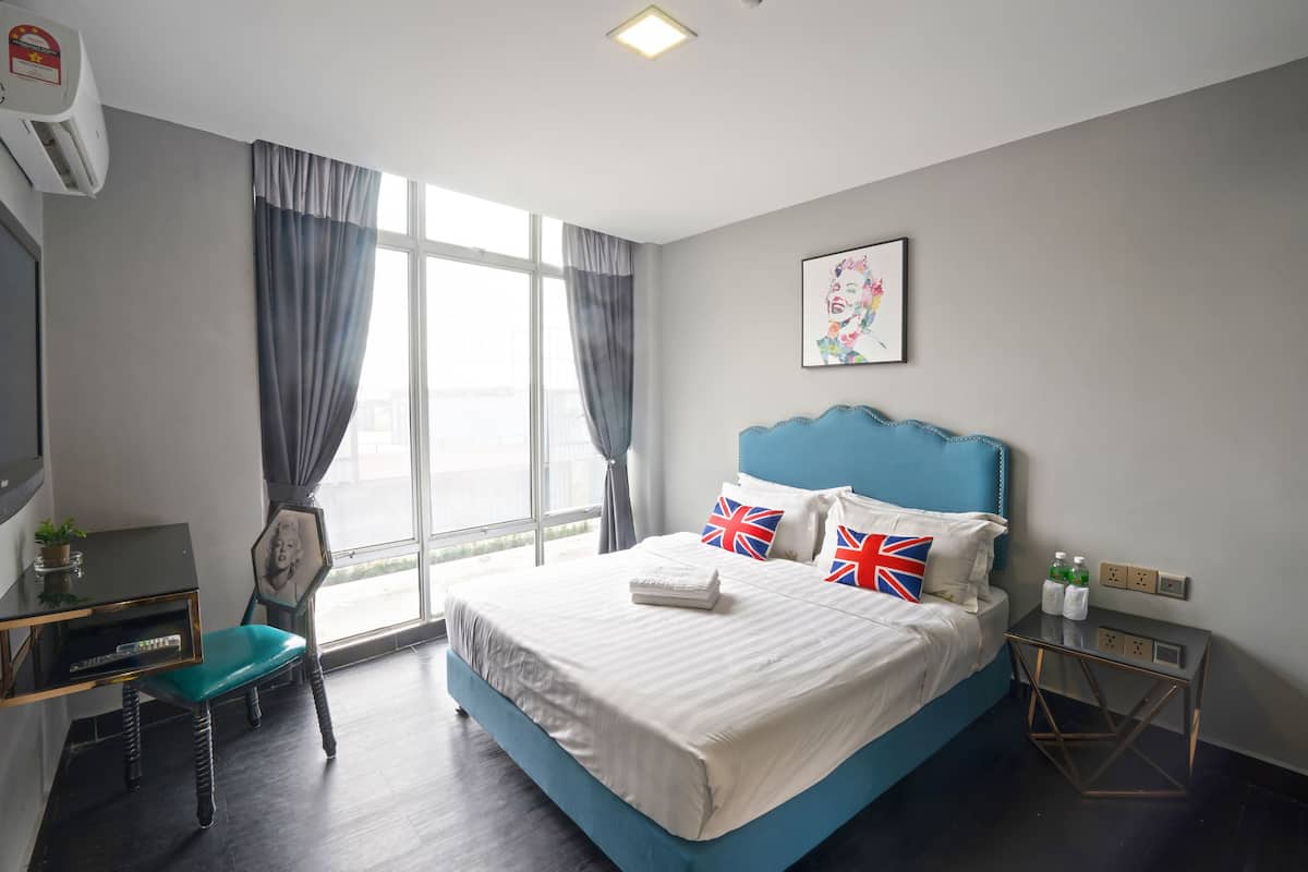 Deluxe Queen | Iron/ironing board, free WiFi