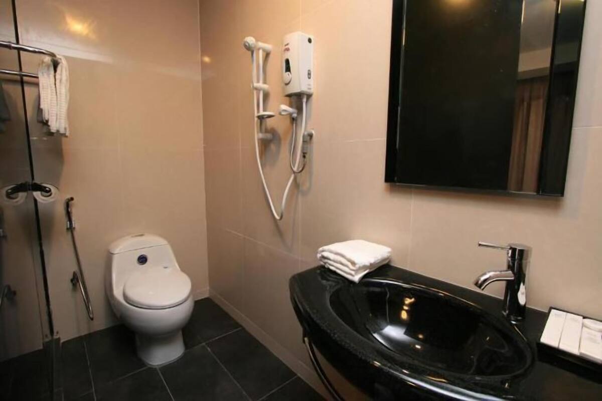 Dusche, kostenlose Toilettenartikel, Haartrockner, Handtücher