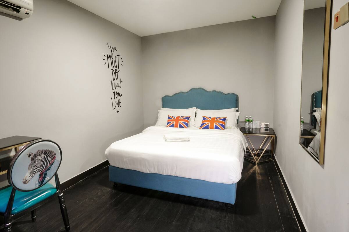 Superior-Zimmer, 1 Queen-Bett, ohne Fenster