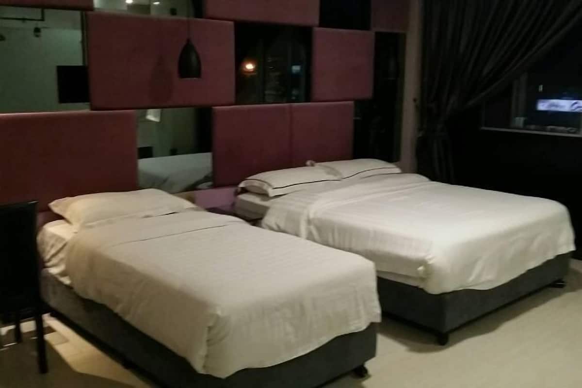 Pillowtop beds, desk, free WiFi, bed sheets