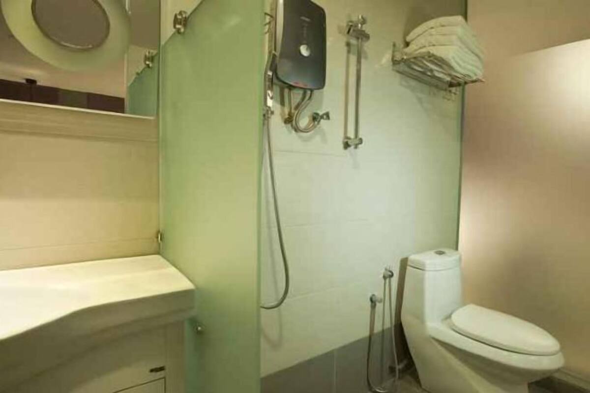 Dusche, kostenlose Toilettenartikel, Haartrockner, Hausschuhe