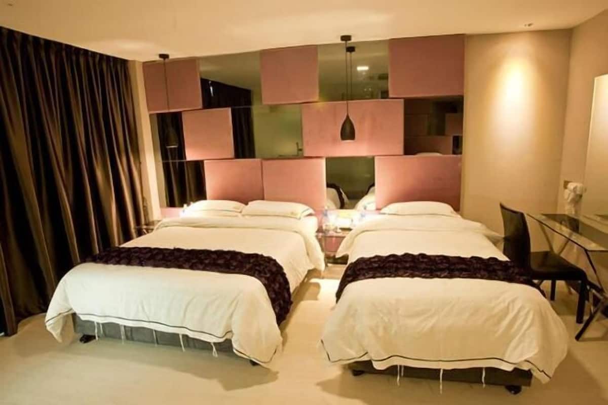 Pillowtop beds, desk, free WiFi, bed sheets