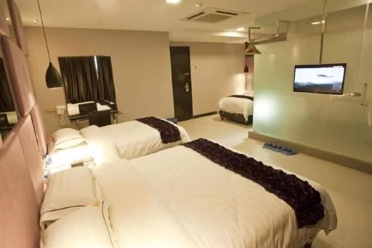 Pillowtop beds, desk, free WiFi, bed sheets