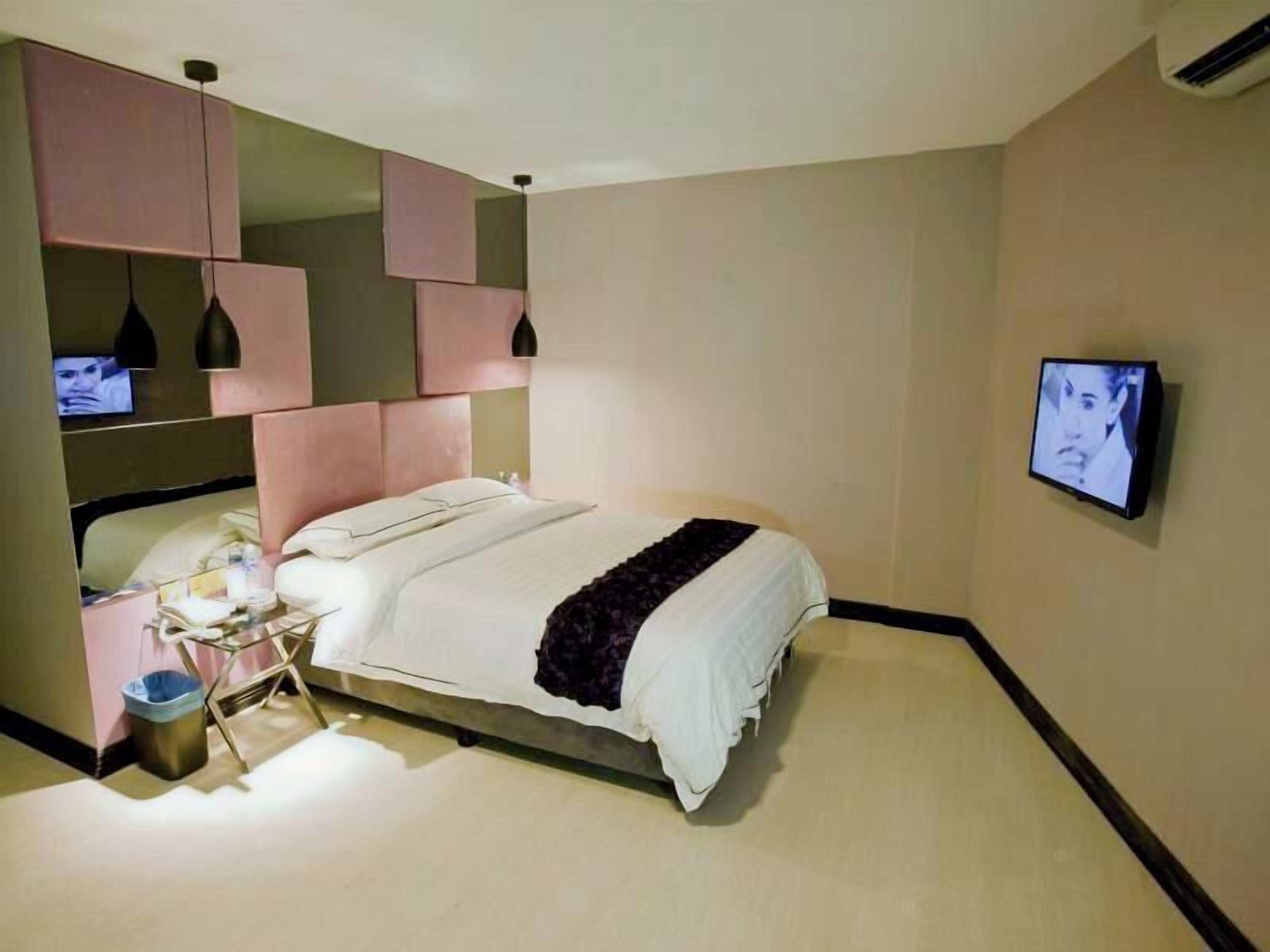 Pillowtop beds, desk, free WiFi, bed sheets