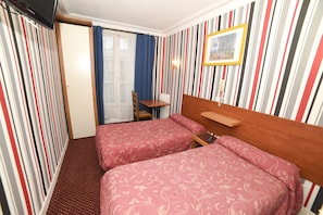 Soundproofing, iron/ironing board, free cribs/infant beds, free WiFi - Sully Hôtel (Paris)