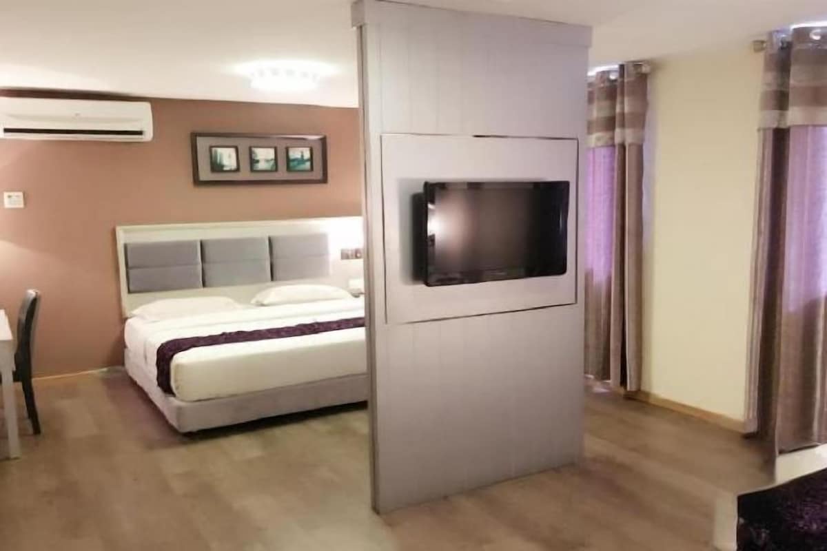 Een bureau, een strijkplank/strijkijzer, gratis wifi, beddengoed