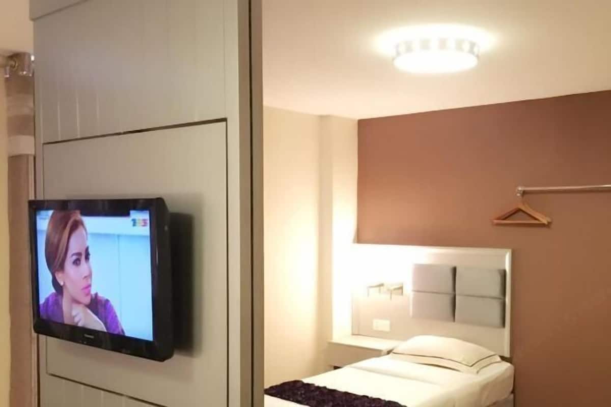 Desk, iron/ironing board, free WiFi, bed sheets