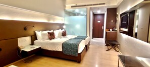 Deluxe Twin Room | In-room safe, desk, blackout curtains, iron/ironing board