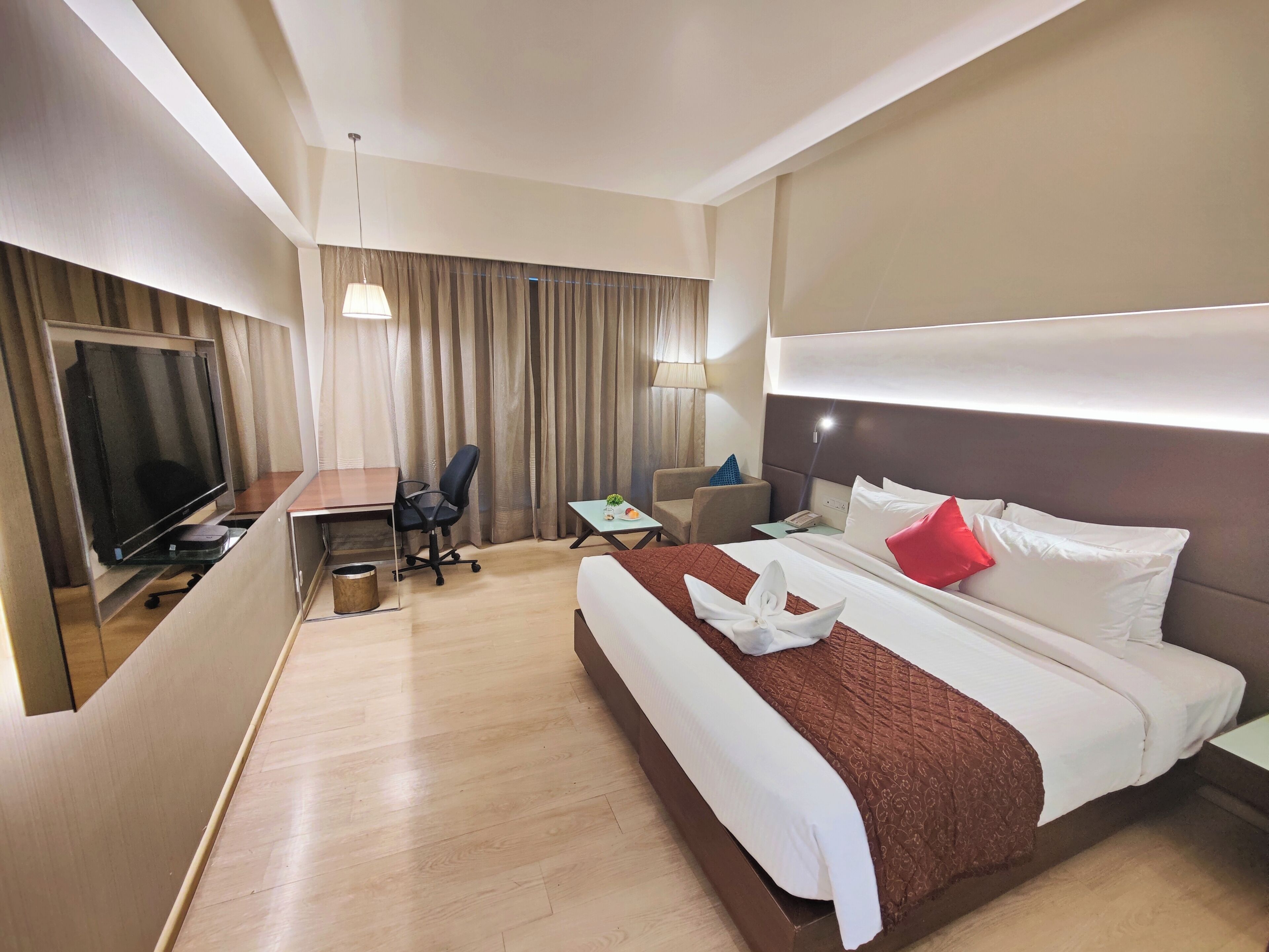 Deluxe Double Room | ตู้นิรภัยในห้องพัก, โต๊ะทำงาน, ผ้าม่านกันแสง, เตารีด/โต๊ะรีดผ้า