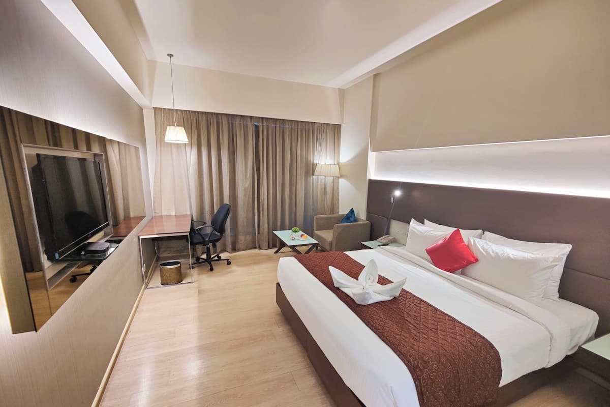 Deluxe Double Room | Safe på rommet, skrivebord, blendingsgardiner og strykejern/-brett