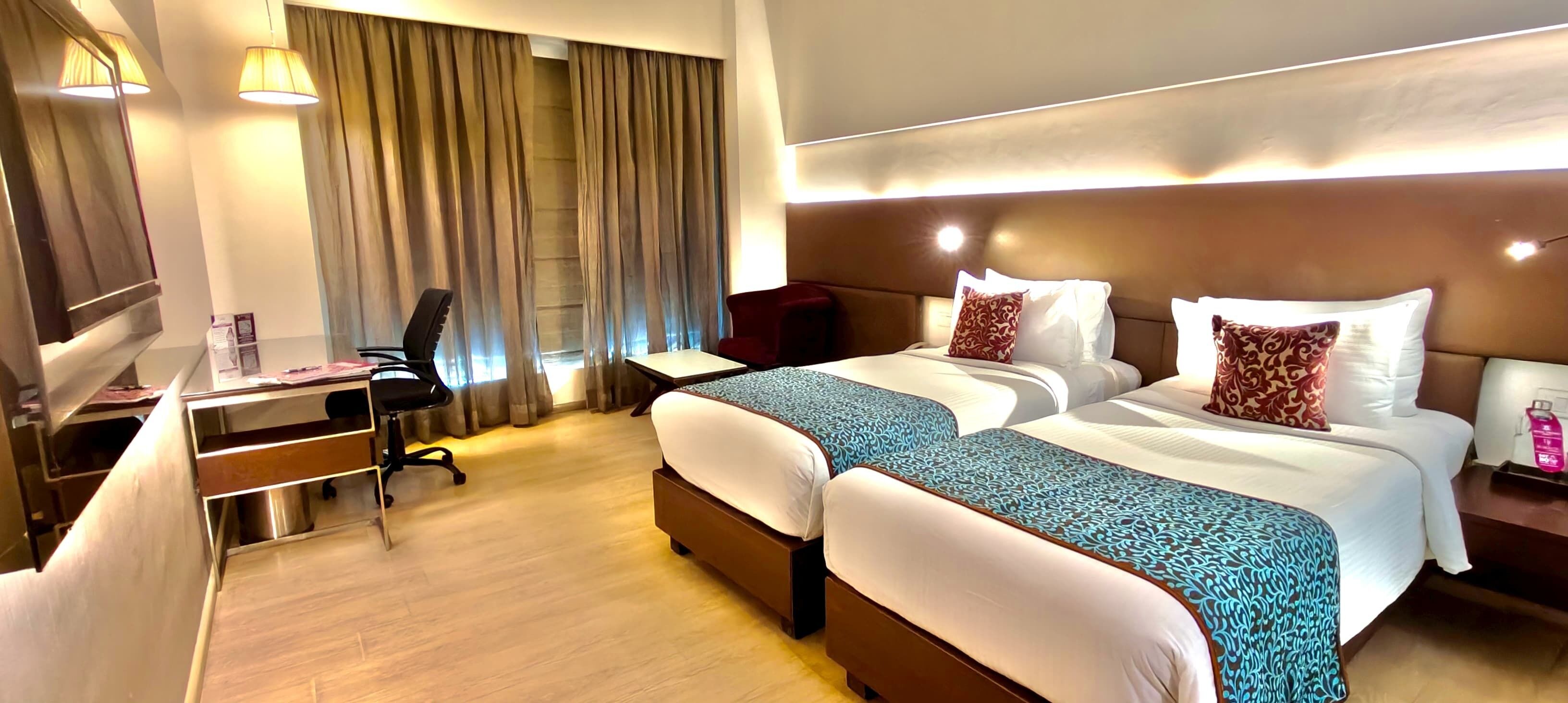 Deluxe Twin Room | In-room safe, desk, blackout curtains, iron/ironing board