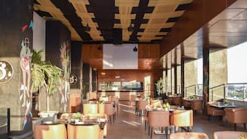 3 restaurants, breakfast served