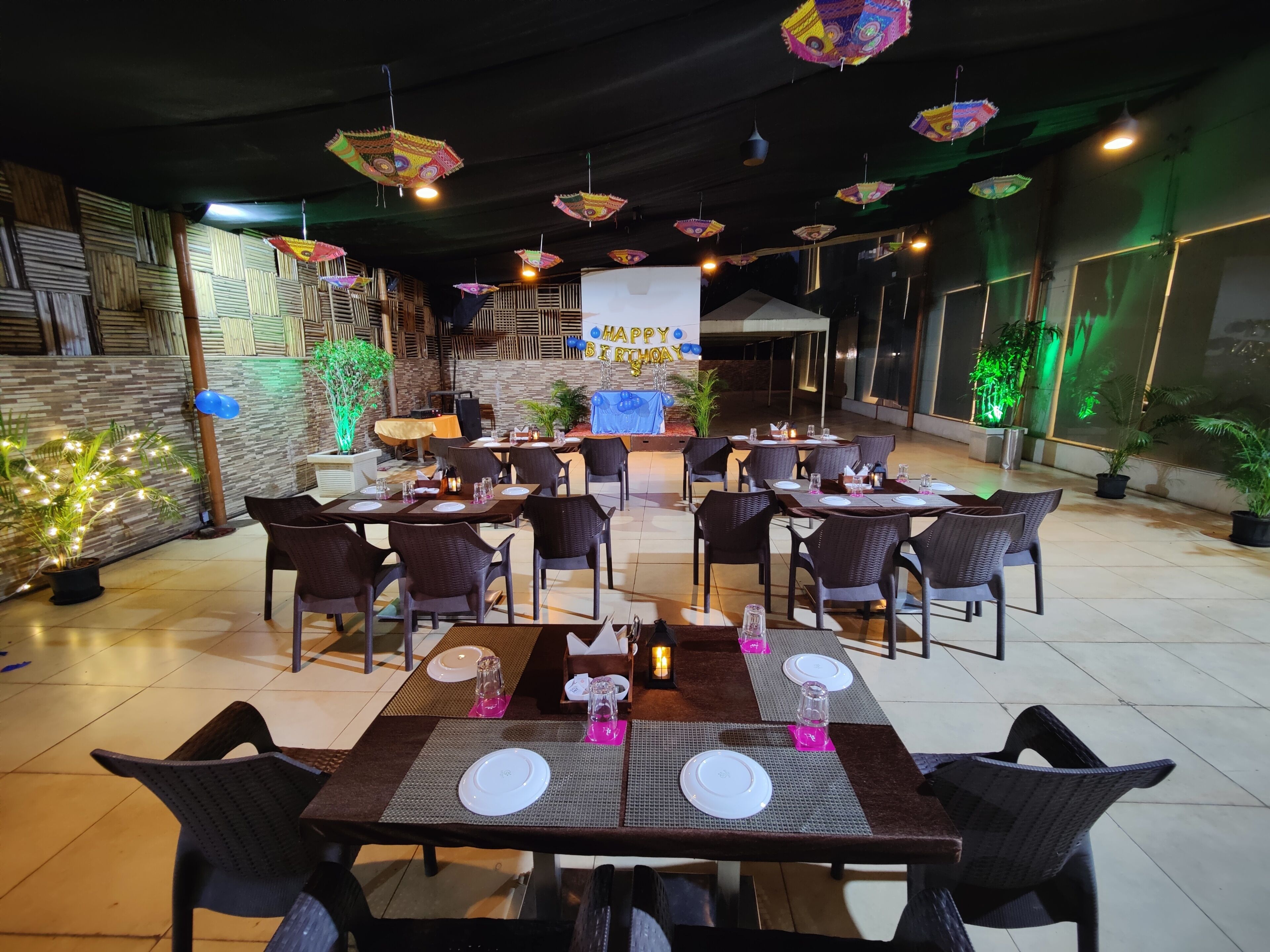 3 restaurants, breakfast served