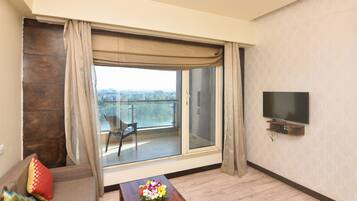 Grand Suite | In-room safe, desk, blackout curtains, iron/ironing board