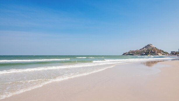 On the beach - SleepEasy Beach Hostel Huahin  (Hua Hin)