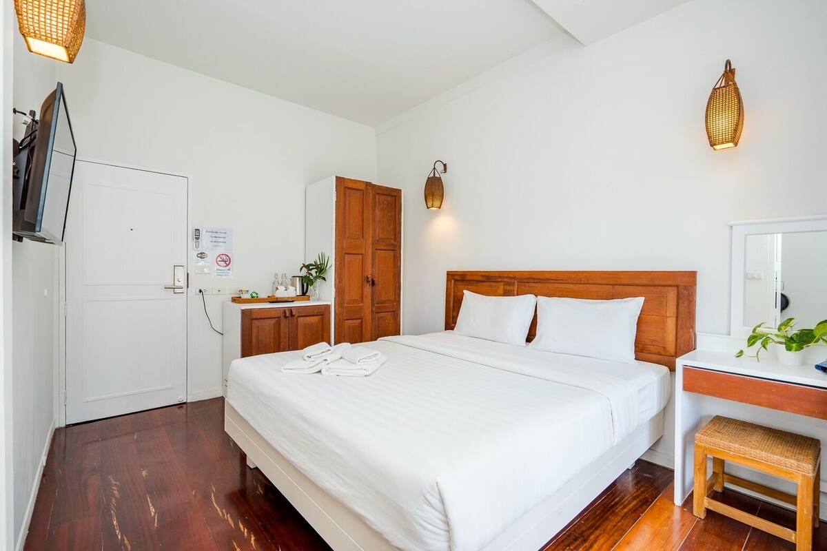 Deluxe Room On the Road | In-room safe, free WiFi