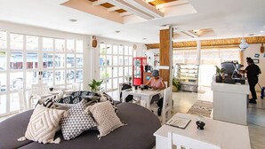 Lobby sitting area - SleepEasy Beach Hostel Huahin  (Hua Hin)