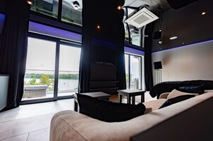 Cofres nos quartos, escrivaninha, ferros/tábuas de passar roupa