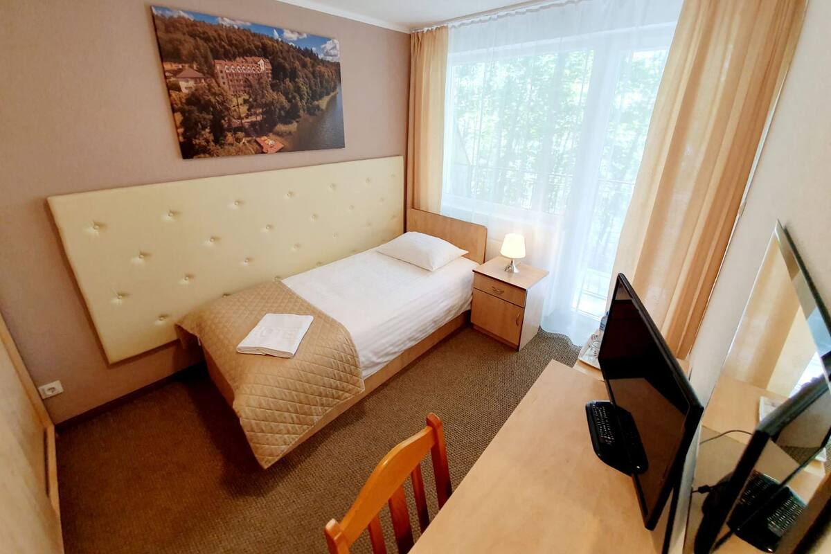 Single Room | In-room safe, desk, iron/ironing board (on request), cribs (free)