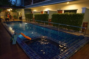 Outdoor pool, pool loungers - Baan I Un Pool Villa (Chonburi)