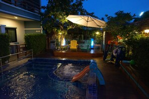 Outdoor pool, pool loungers - Baan I Un Pool Villa (Chonburi)